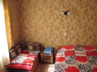 Гостиница Guest House Natali Алупка Классический четырёхместный номер-3