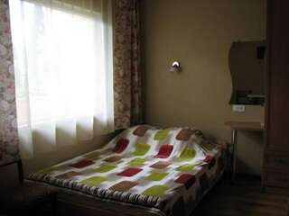 Гостиница Guest House Natali Алупка Двухместный номер с 1 кроватью и балконом (на 2 взрослых и 1 ребёнка)-1