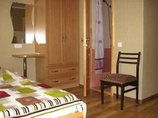 Гостиница Guest House Natali Алупка Двухместный номер с 1 кроватью и балконом (на 2 взрослых и 1 ребёнка)-4
